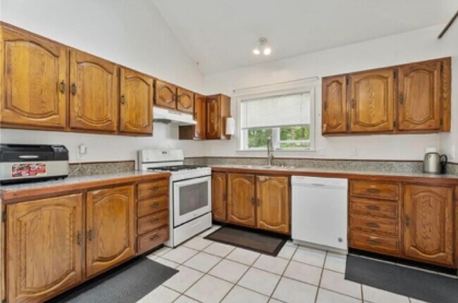 Building Photo - 121 Birchwood Dr