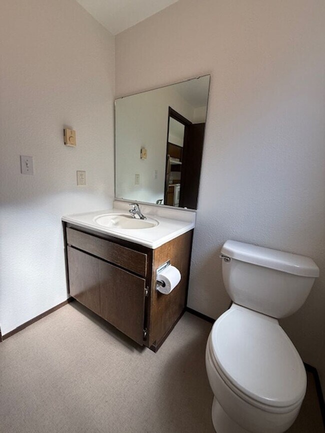 Building Photo - Alfi 3510 4-plex - Everett