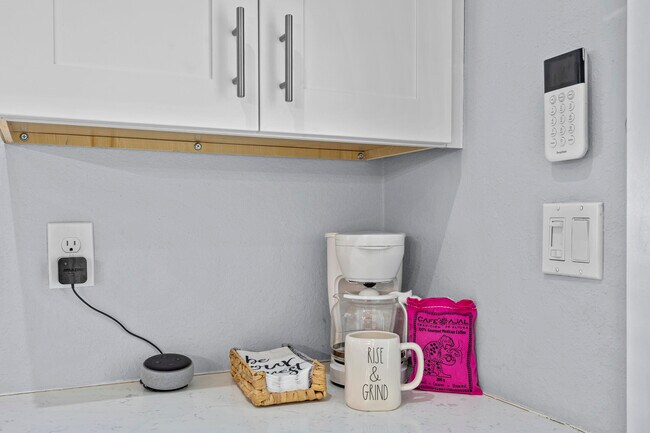 Building Photo - 3201 Poinsettia Ave