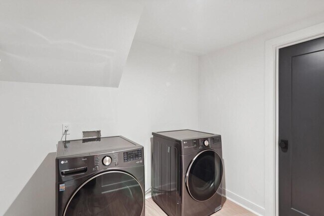 Building Photo - 1007 Somerset Dr NW