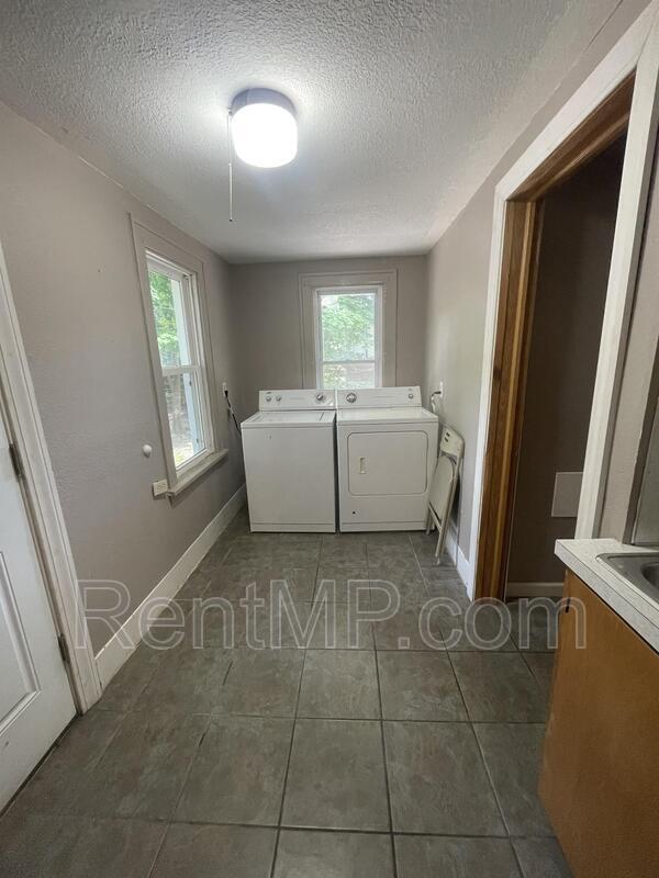 Building Photo - 1015 S Lansing St