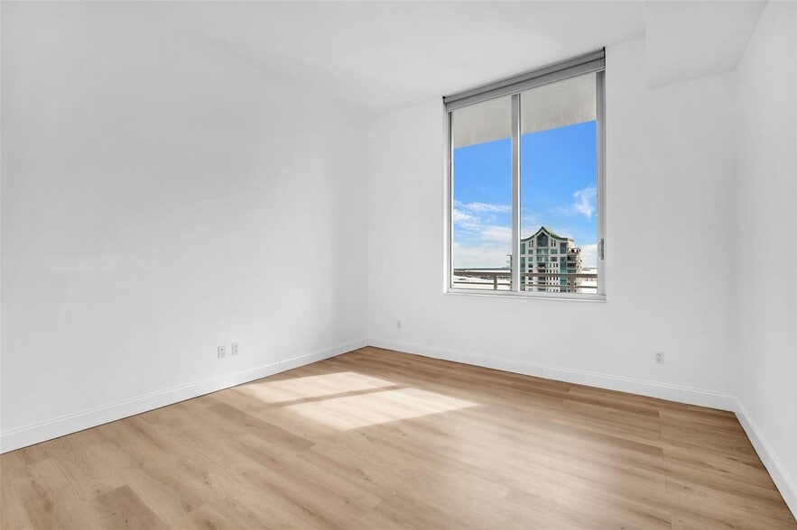 Building Photo - 325 S Biscayne Blvd