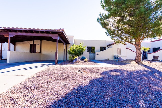 Building Photo - 1448 E Carmelita Dr