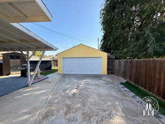 Building Photo - 621 Skyline Ave