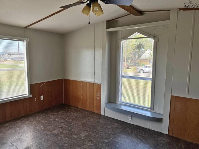 Building Photo - 314 W 6th St