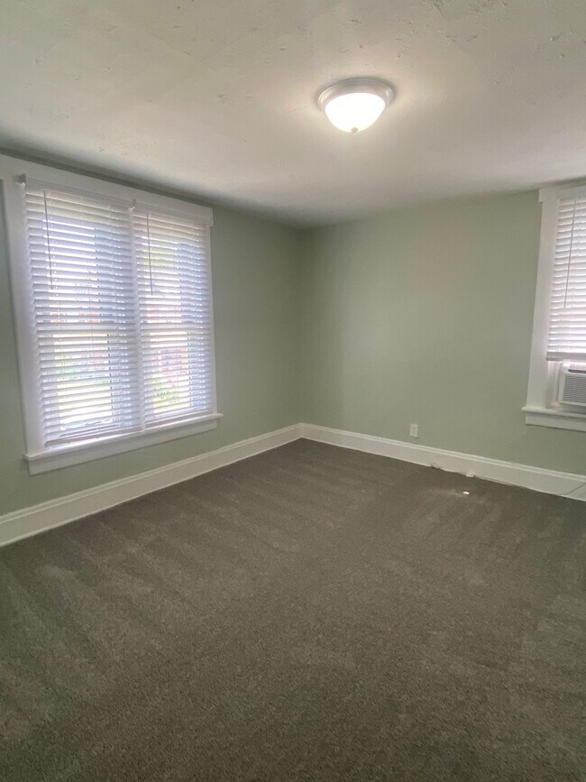 Building Photo - 461 Oakwood Ave