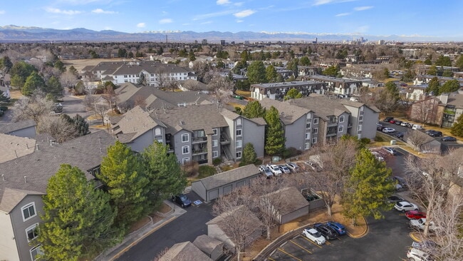 Building Photo - Updated Two Bedroom Condo in Great Location - Community Pool - Lower Deposit