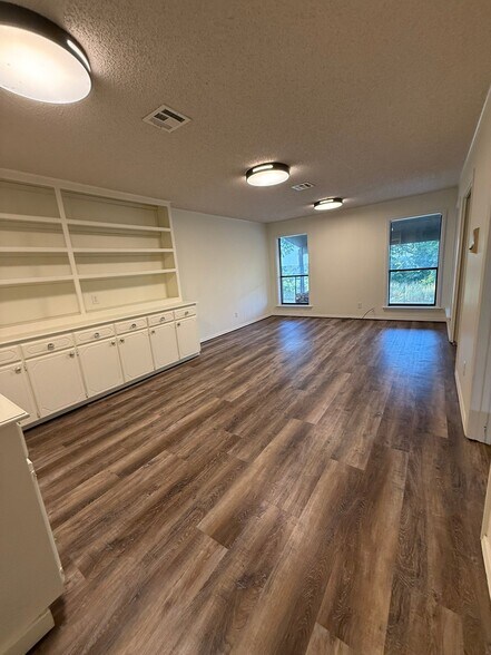Building Photo - 5593 E 470 Rd