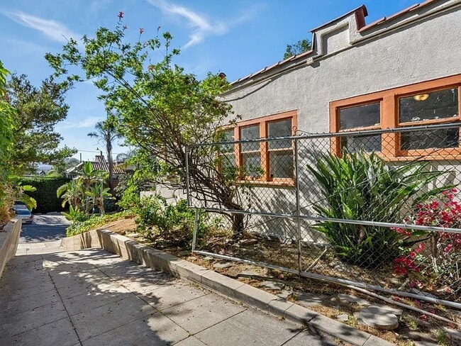 Building Photo - 1044 Manzanita St