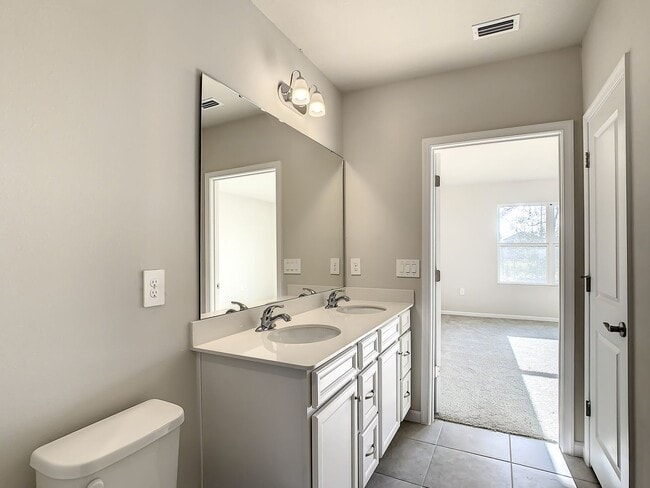 Building Photo - Villa Home in West Port - 3/2/2 close to s...