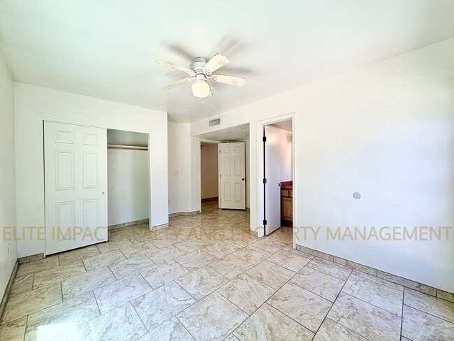 Building Photo - 1628 N Venice Ave