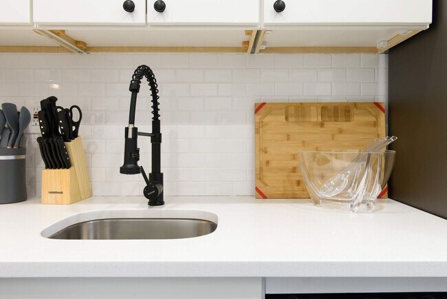 Building Photo - 240e E 75th St