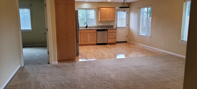 Building Photo - 539 SE Oak Grove Ave