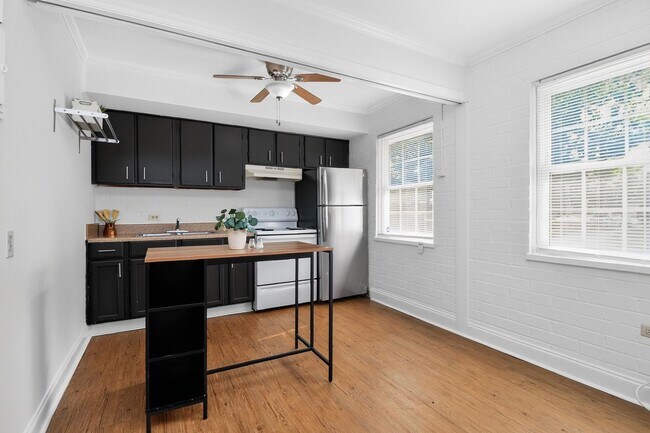 Building Photo - Charming One Bedroom Apartment In The Heart of Plaza Midwood!