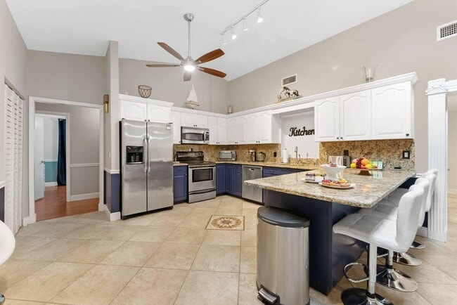 Building Photo - 166 Old Country Rd S