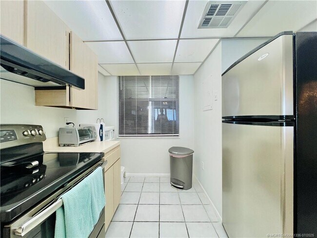 Building Photo - 10680 S Ocean Dr