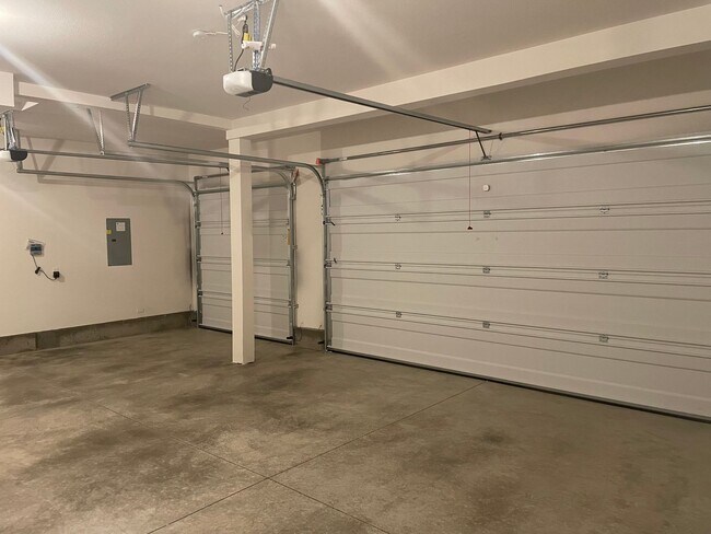 Building Photo - 4 Bed 2.5 Bath Home! Located near the Ridgefield Outdoor Recreation Center, equestrian facilities...