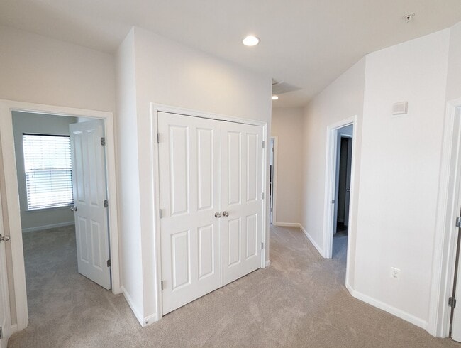 Building Photo - Impeccably maintained SFH in Clarksburg re...