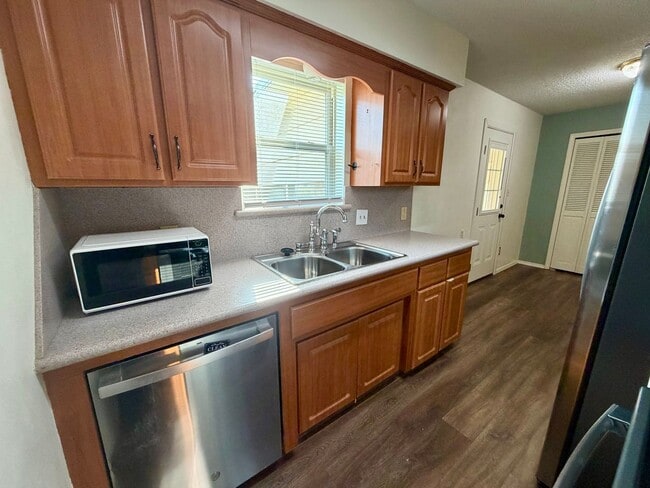 Building Photo - 904 Hillside Dr