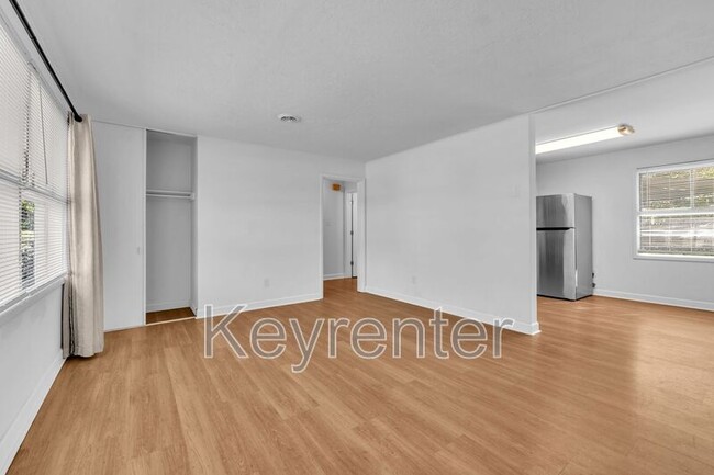 Building Photo - 316 Sky Dr