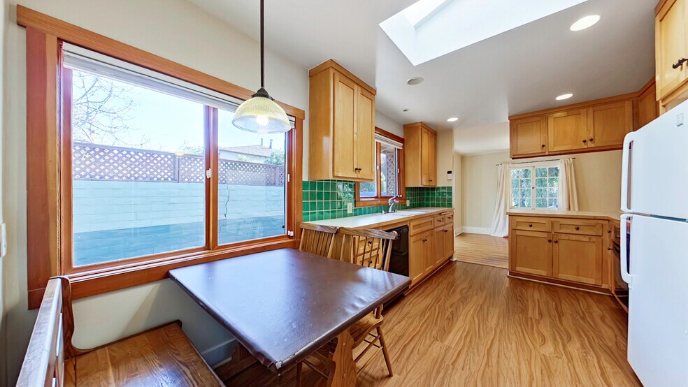 Building Photo - 1915 Las Lunas St