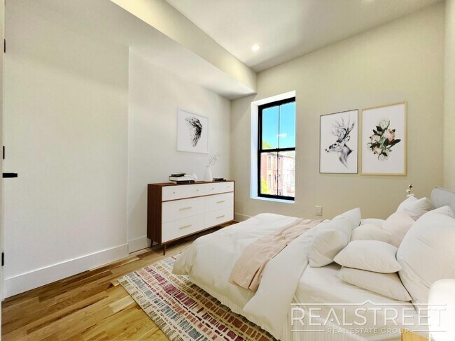 Building Photo - Marconi Pl