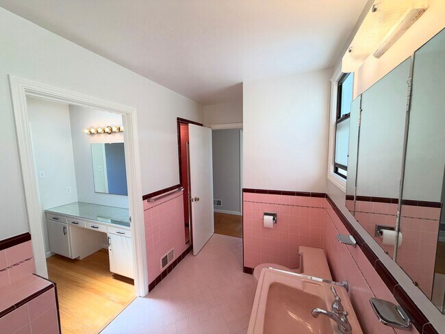 Building Photo - UPDATED HUGE SUNNY 2250sf 3BR+Den/1+2Half BA 2250sf Sunset/UCSF Home VIEWS AVAILABLE NOW