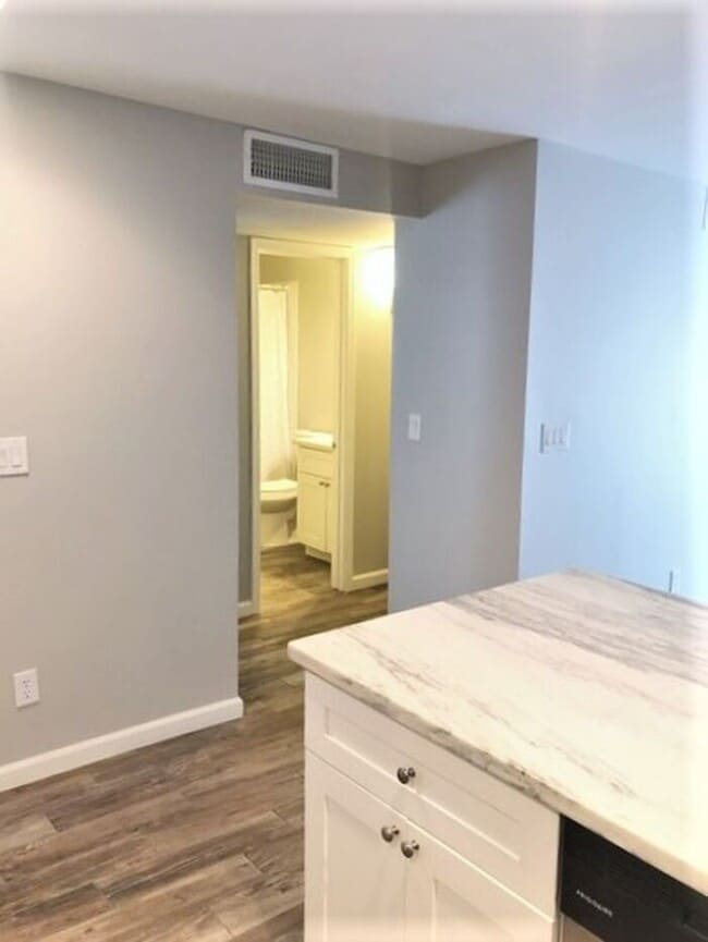 Building Photo - Remodeled 2 bedroom / 2 Full Bath