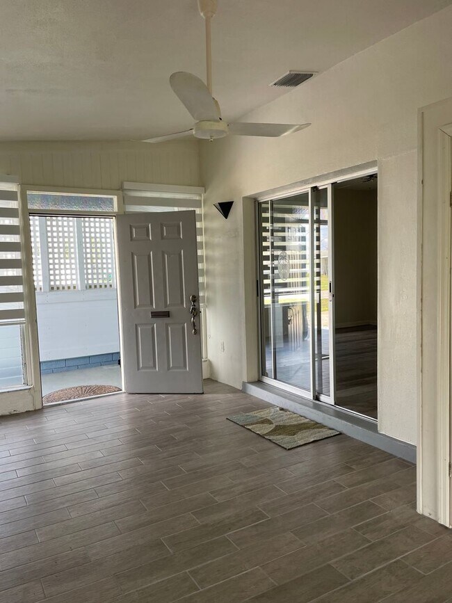 Building Photo - Convenient Port Charlotte Location!