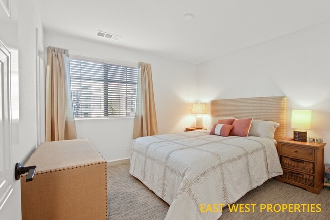 Building Photo - 140 Lantana Dr