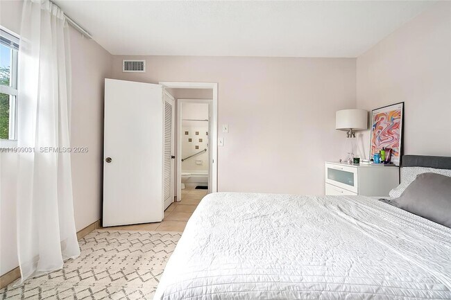 Building Photo - 1824 Monroe St