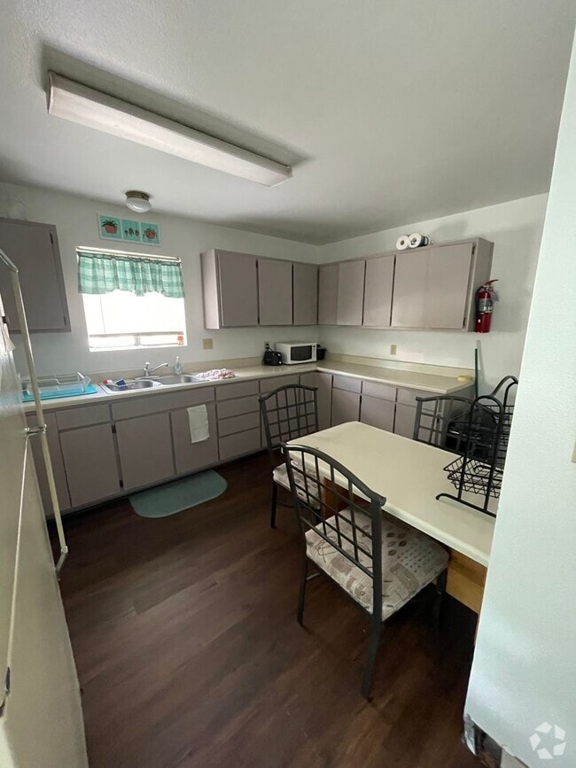 Building Photo - Your Ideal Home Close to Campus!