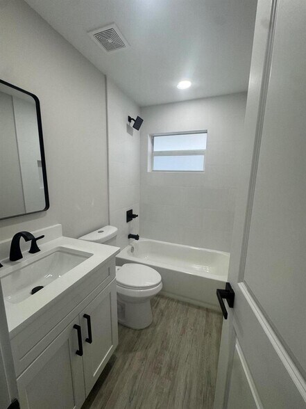 Building Photo - 2590 Hayden Dr