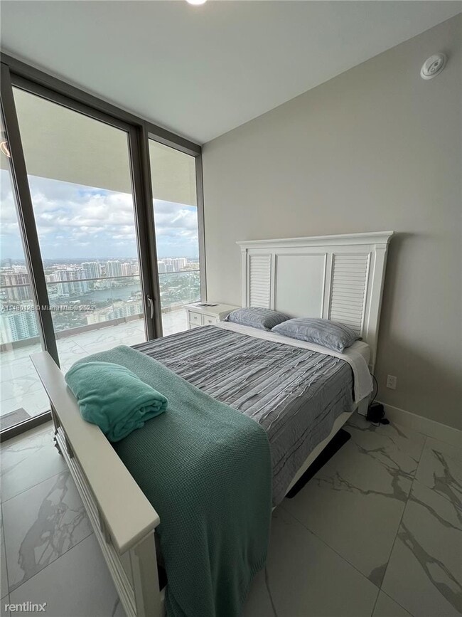 Building Photo - 2 br, 2 bath Condo - 18975 Collins Ave Uni...