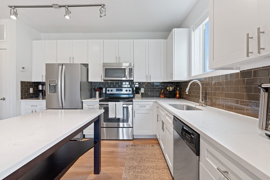 Building Photo - 1900 Barton Springs Rd