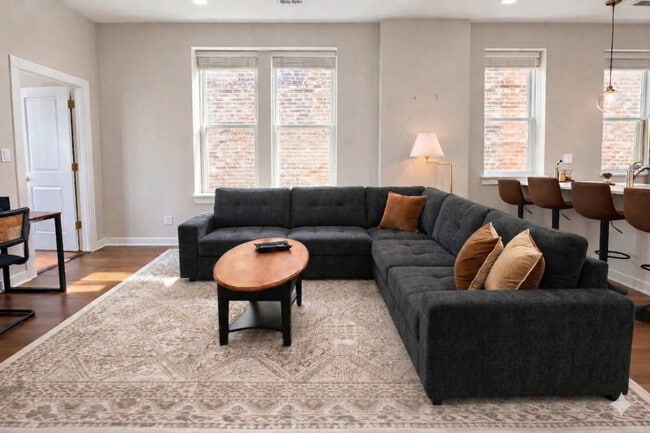 Building Photo - 736 N Throop St