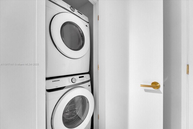 Building Photo - 2678 Tigertail Ave