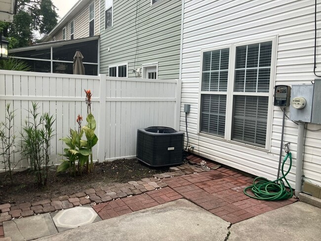 Building Photo - 3BR / 2.5BA @ Westbury Park