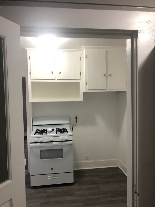 Building Photo - 1406 N Rosedale Ave