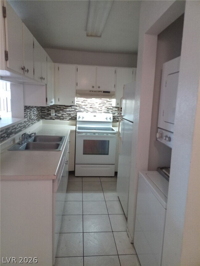 Building Photo - 3926 Bushnell Dr