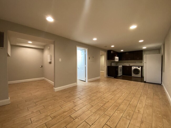 Open and airy living area - 1620 N Marshfield