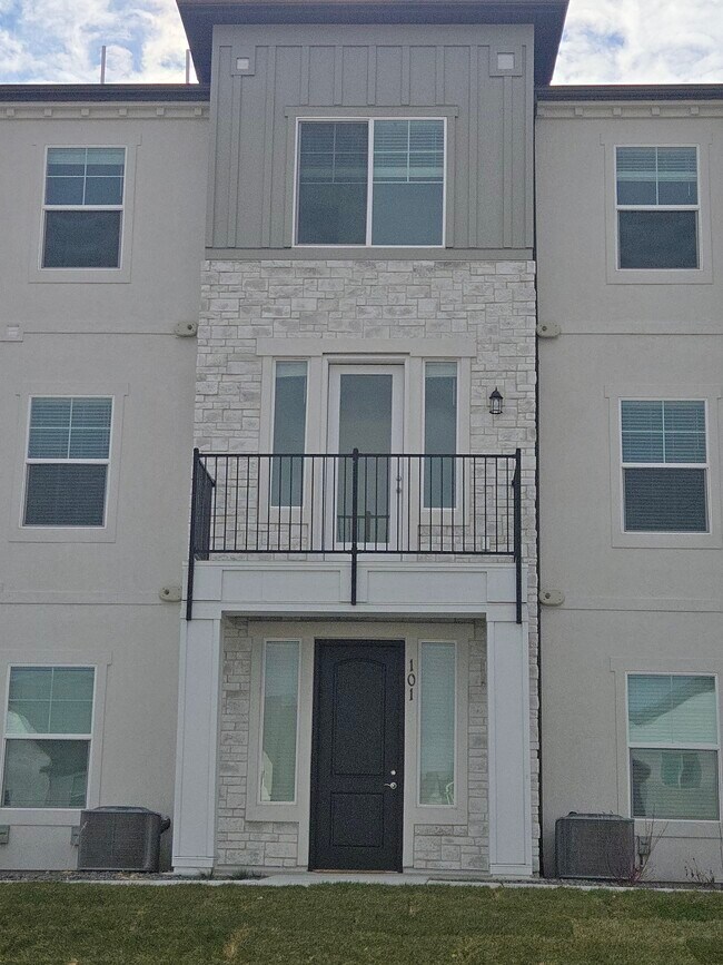 Building Photo - 6512 Skyline Lp Ln