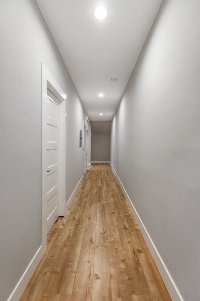 Building Photo - Beautiful 2 bedroom in Echo Park/Silver Lake with parking!