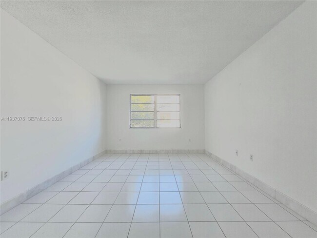 Building Photo - 1225 NE 124th St