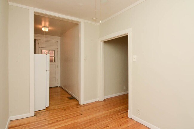 Building Photo - 629.5 W Barry Ave