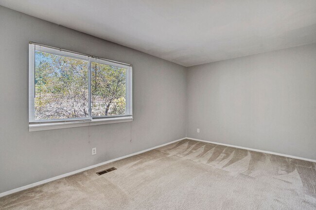 Building Photo - AVAILABLE NOW!! 2 Bedroom 2.5 Bathroom Townhome - Furnished!