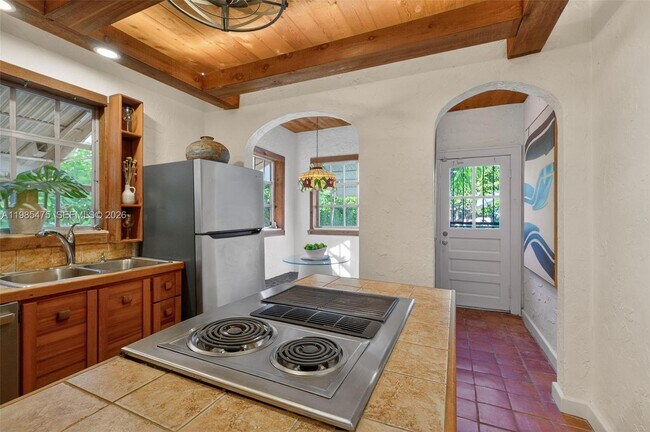 Building Photo - 1305 Alhambra Cir