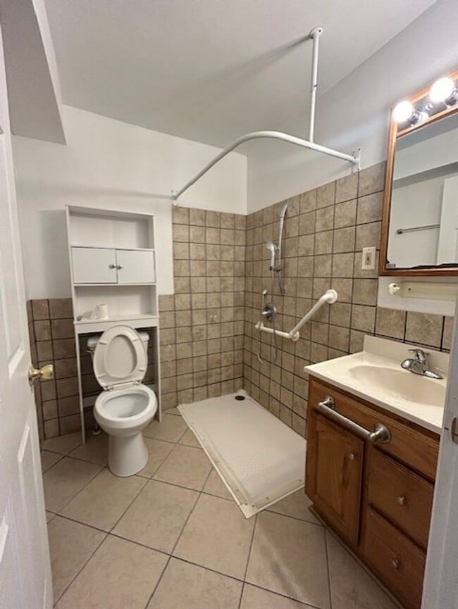 Building Photo - Bright Cape w/ Sunroom, Central Air, Big B...