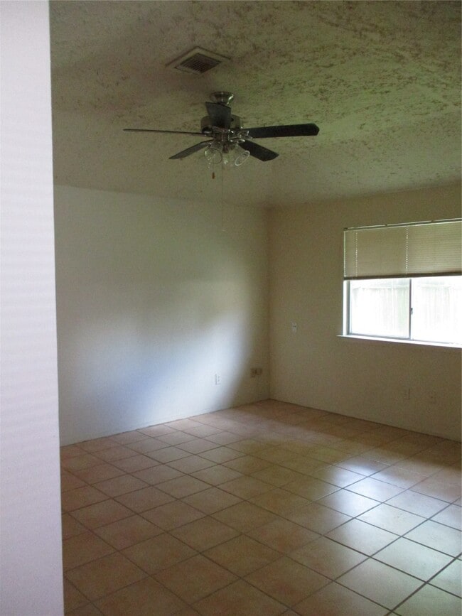 Building Photo - 19947 Mountain Dale Dr