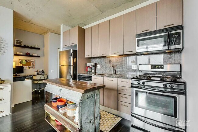 Building Photo - 659 W Randolph St